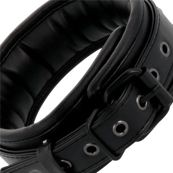 BLACK LEATHER HANDCUFFS AND COLLAR